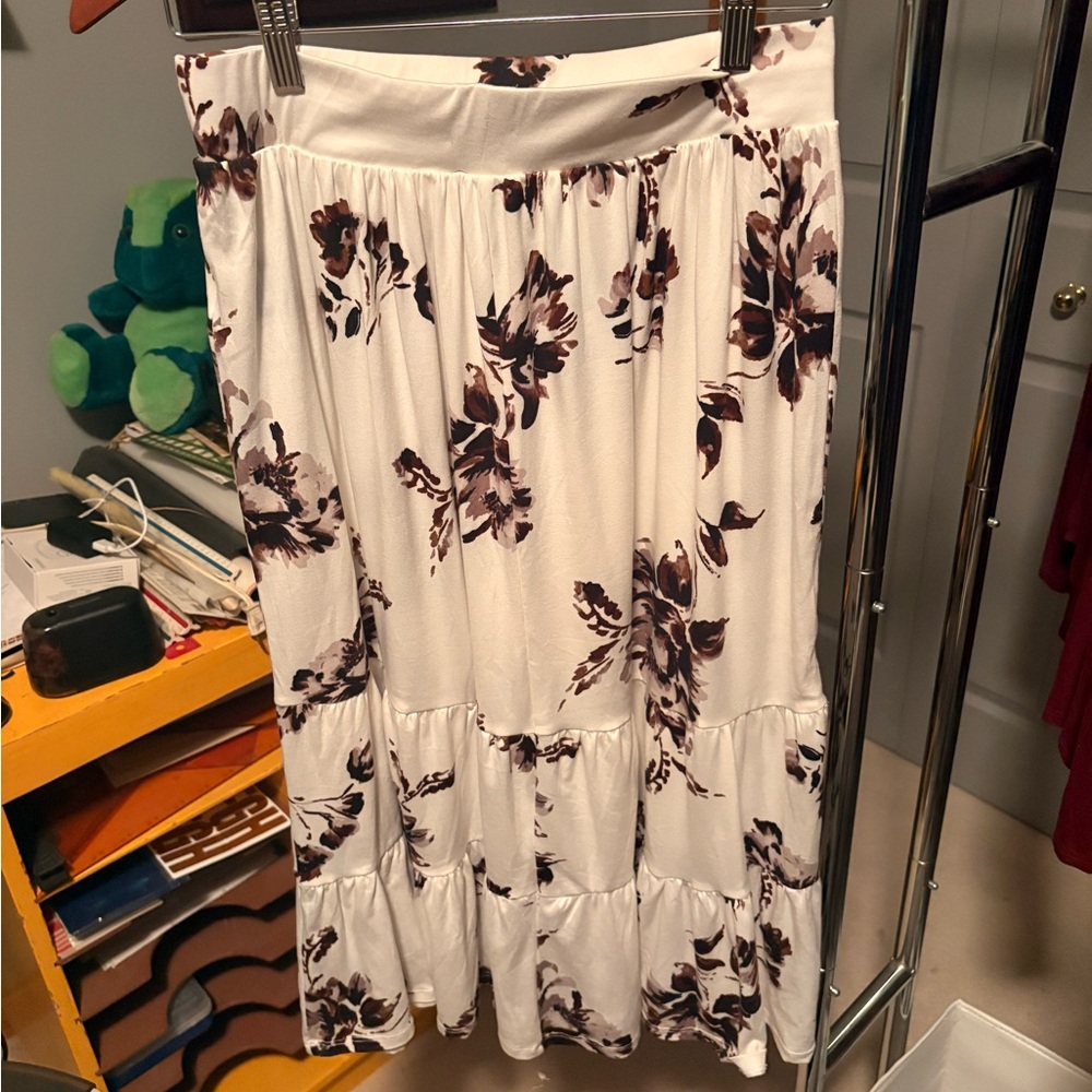 Chic Floral A-Line Skirt in White and Black